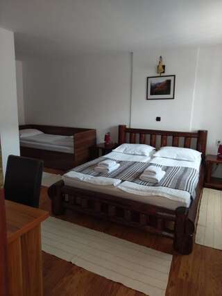 Гостевой дом Guest House Piatra Craiului Бран Трехместный номер-3